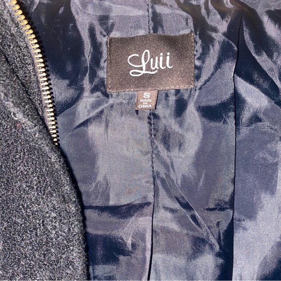 Unique Luii Black Wool Zippered Cape with Buckle Details and Pockets, Size Small - Picture 3 of 5